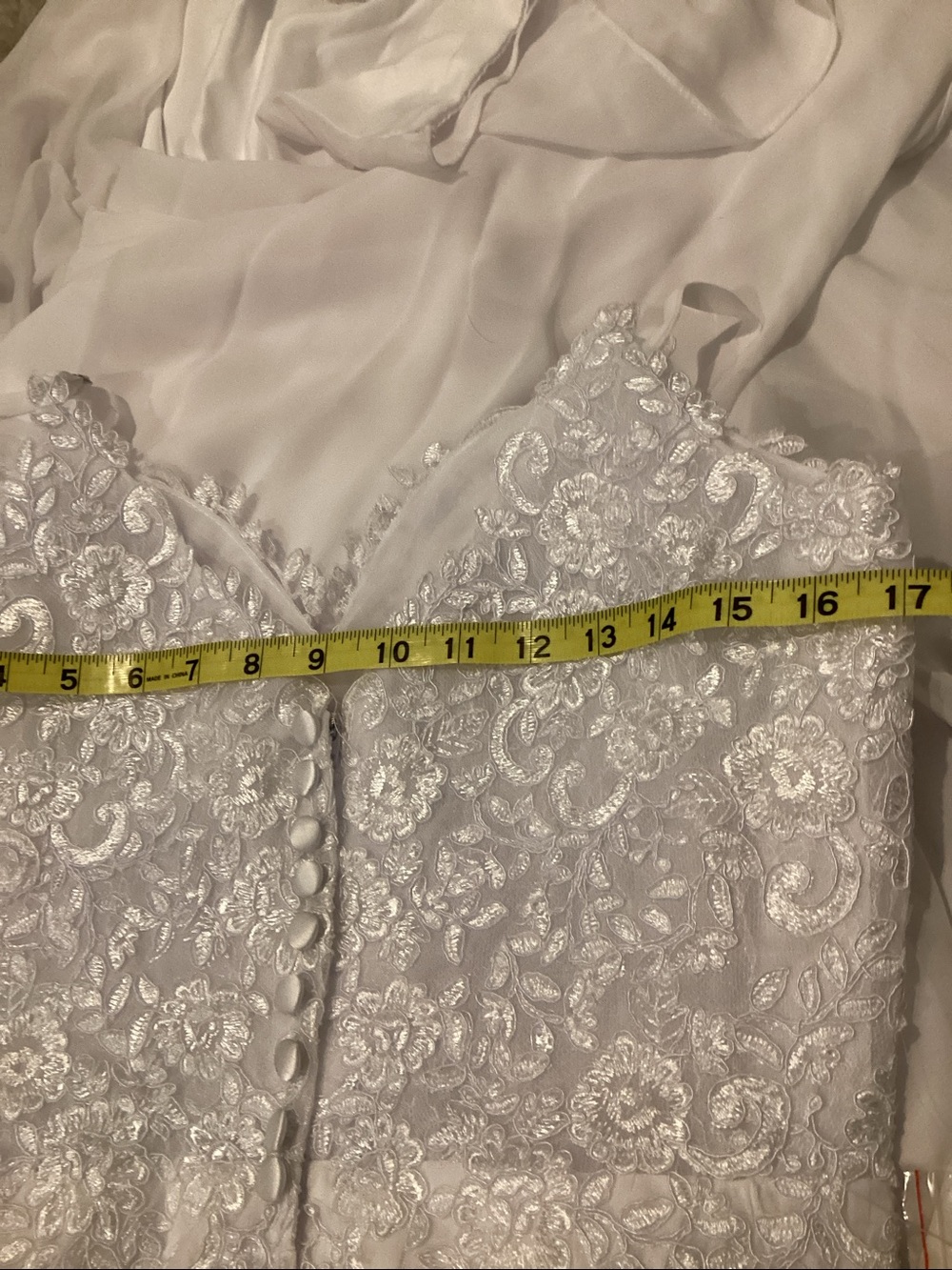 Elegant White Lace Wedding Dress with Floral Appliqué